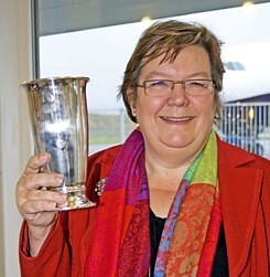 Susanne Larsen fik pokalen 2007 - Danske Flyvejournalisters Klub.